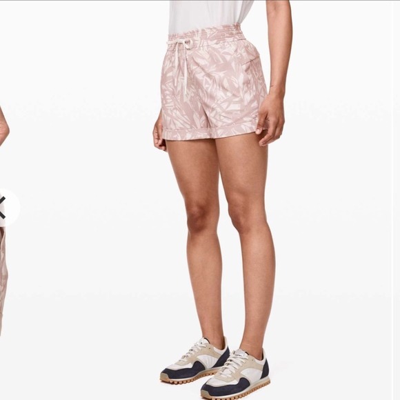 lululemon athletica Pants - Lululemon spring breakaway shorts 4-way stretch size 6 drawstring 3 inches